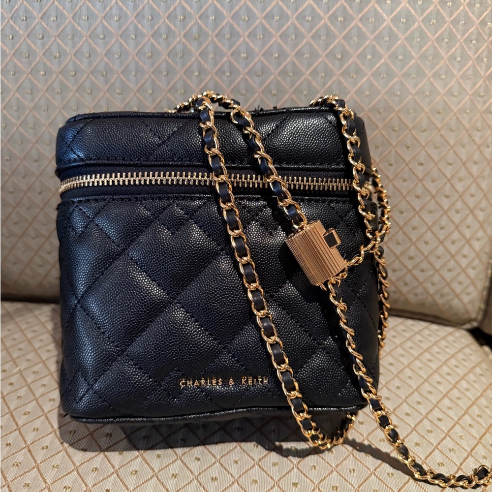 Charles & Keith Black Quilt Bag - Picture 5 of 14